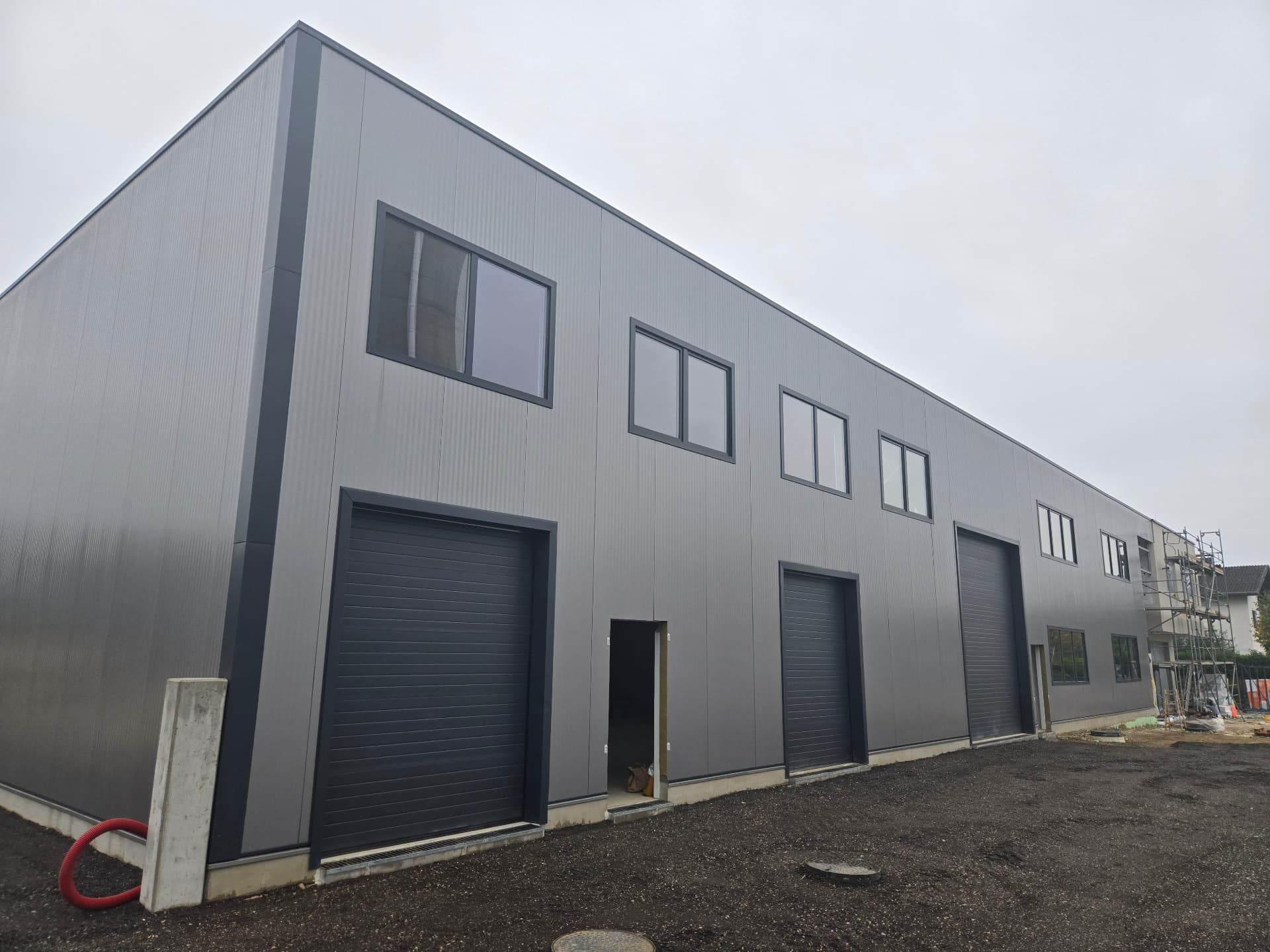 Windows integrated into a sandwich panel facade